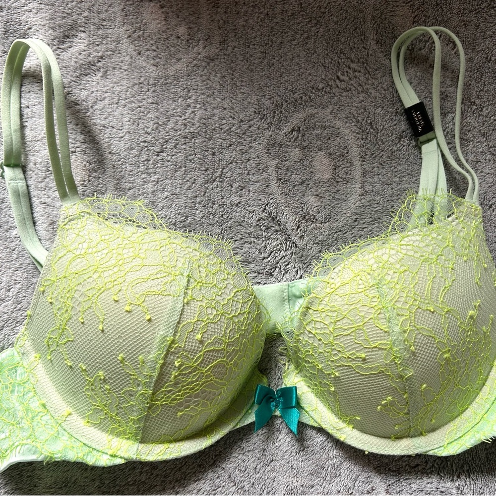 Victoria's Secret Lace Bra in Light Green with Teal Accents